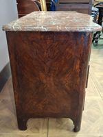 Commode en bois plaqué, la façade mouvementée ouvrant par qu… (photo 4)