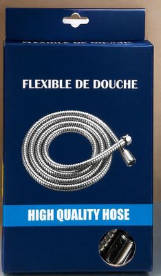 La boîte contenant le tuyau de douche flexible est ouverte et prête à l'emploi.