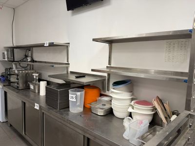 Lot comprenant : - Table murale en inox Avec dosseret - 7 Et… - Photo 1