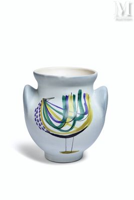 un vase blanc orné d'un motif bleu et jaune