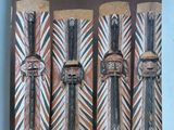une image représentant un livre sur lequel figurent plusieurs sculptures sur bois