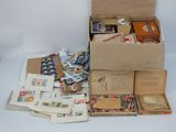 une boîte remplie de timbres et d'enveloppes posée sur une table