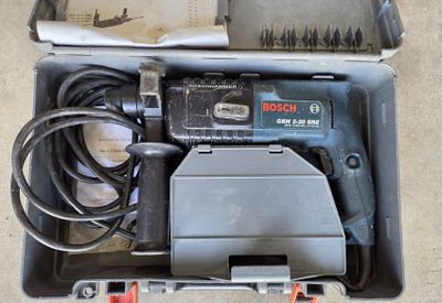 une boîte contenant une perceuse et d'autres outils