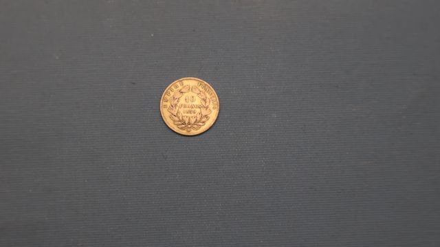 Une pièce de monnaie en or à valeur faciale de 10 francs Français...