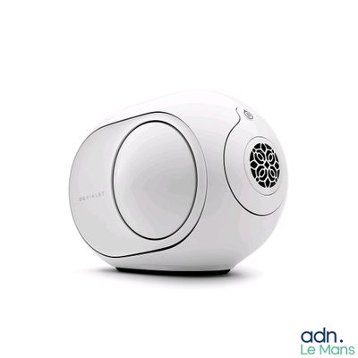 une image représentant une enceinte blanche sur fond blanc