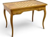 une image représentant une table en bois sur laquelle est posé un échiquier