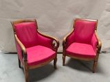 paire de fauteuils rembourrés roses avec accoudoirs en bois