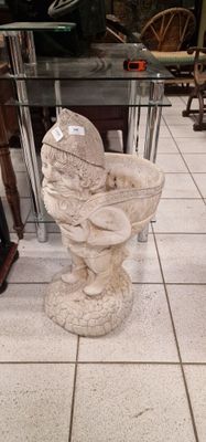 une table en verre sur laquelle se trouve un vase