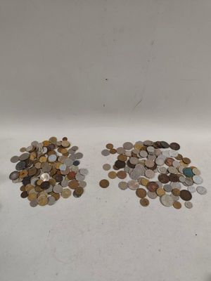 deux piles de pièces posées sur une table blanche