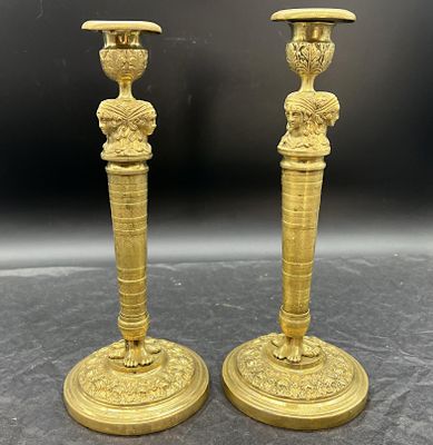 paire de bougeoirs anciens en laiton ornés de motifs floraux