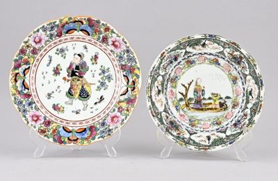 paire d'assiettes en porcelaine chinoise ornées de personnages et de fleurs
