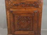 une vieille armoire en bois munie d'une porte et d'un tiroir au-dessus