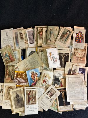 une pile de vieilles cartes posée sur une surface noire