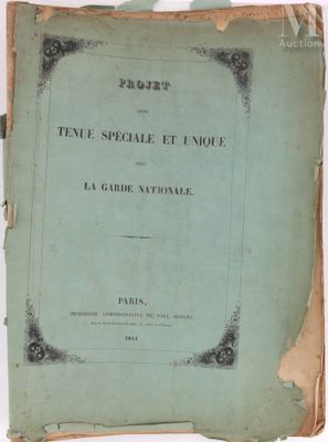 un vieux livre posé sur une table recouverte de papier