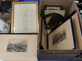 une boîte remplie de photos encadrées et d'autres objets