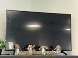 un grand téléviseur à écran plat posé sur une table en bois