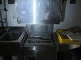 une cuisine avec un évier et une cuisinière