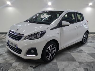 la voiture blanche est garée sur le sol à carreaux d'un garage