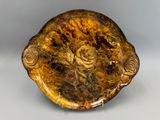 une assiette marron et noire décorée de fleurs