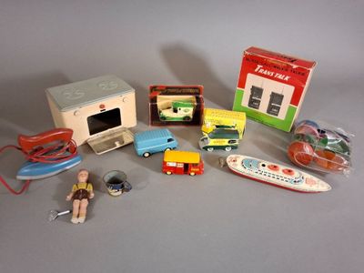 un grand nombre de jouets posés sur une table