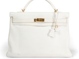 un sac à main en cuir blanc avec des finitions dorées sur fond blanc