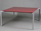table rectangulaire avec un plateau rouge et des pieds chromés