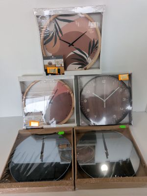 trois horloges posées dans une boîte sur une table