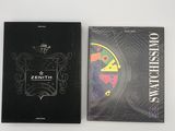 deux livres posés l'un à côté de l'autre sur une table
