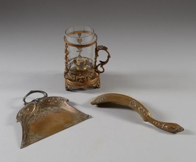 deux morceaux de métal et un verre posés sur une table