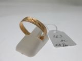 une bague en or sertie d'un diamant, à laquelle est attachée une étiquette de prix