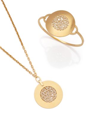 un ensemble composé d'un collier et d'une bague plaqués or, ornés d'un motif floral
