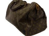 un sac Louis Vuitton marron sur fond blanc