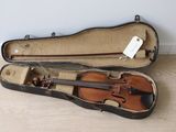 un violon dans son étui, posé par terre