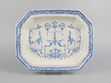 une assiette bleue et blanche ornée de motifs représentant des personnages