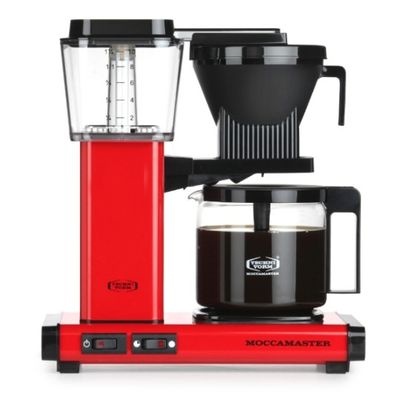 un gros plan d'une cafetière rouge sur fond blanc