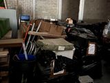 une pièce remplie de déchets et d'un ordinateur portable