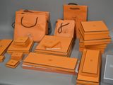 de nombreux sacs orange posés les uns à côté des autres sur une table