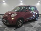 la petite voiture rouge est garée sur un carrelage à carreaux