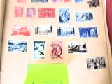 la photo d'un livre portant de nombreux timbres