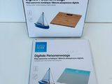 deux boîtes contenant des appareils électroniques posées sur une table blanche