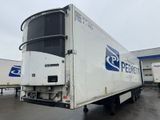 un camion blanc garé dans un parking