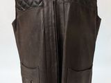 gilet en cuir marron sur un mannequin, sur fond blanc