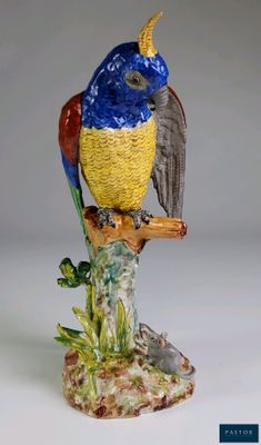 une figurine représentant un oiseau perché sur une branche d'arbre