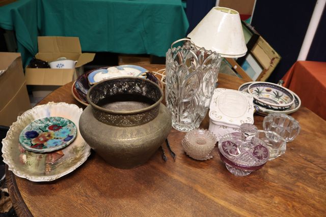 Lot comprenant paire de lampes de chevet, assiettes et plats en f...