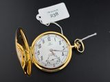 une image représentant une montre de poche en or à laquelle est accrochée une étiquette