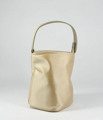 une image représentant un sac à main beige sur fond blanc