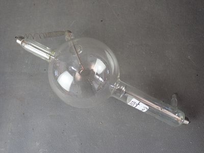 une ampoule posée sur une table