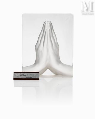une image représentant une sculpture d'une personne les mains jointes en prière