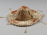 un petit chapeau de paille surmonté d'un autre chapeau de paille