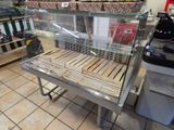 une vitrine en verre au milieu d'un magasin